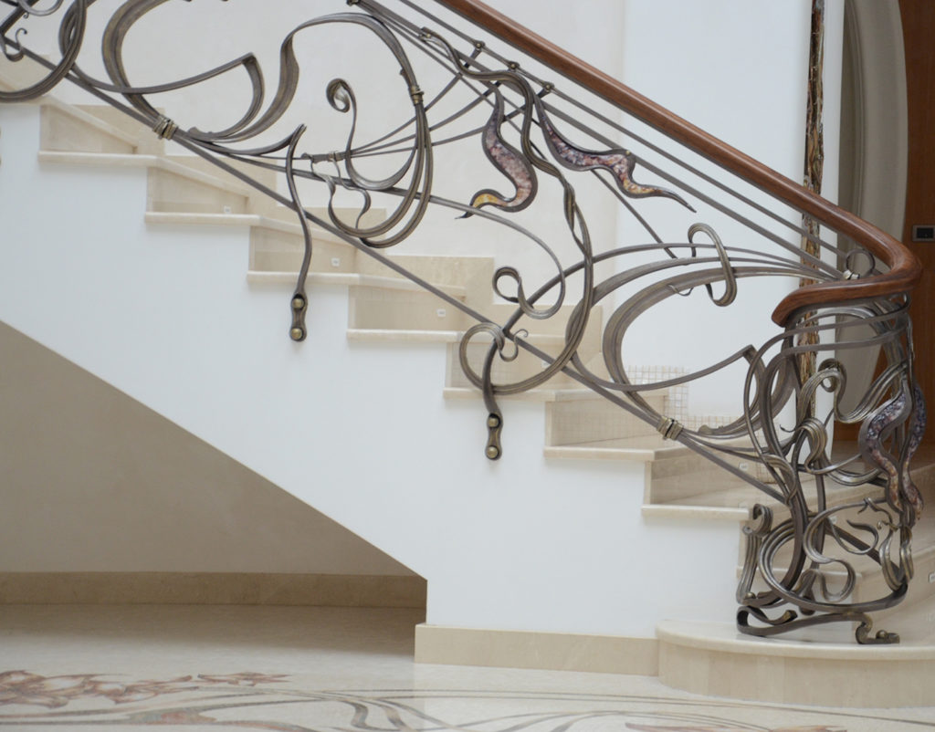 roltrap Fietstaxi activering Wrought iron balustrade with wooden handrail and decorative glass “Murano”  - OX Iron Art